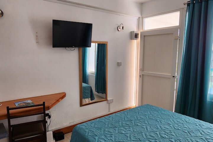 Room 6 of 98