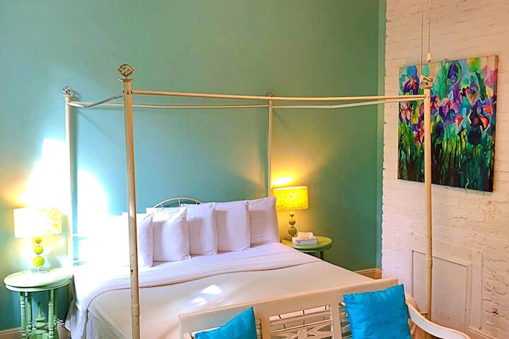 Room 22 of 102