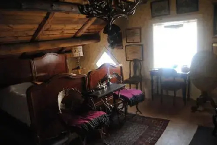Room 7 of 10