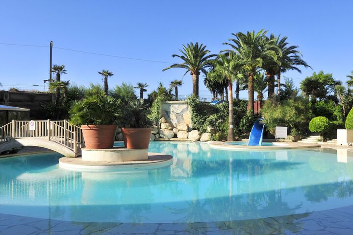 Hotel with Pool