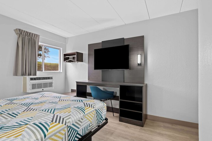 1 Queen Bed (10 of 18)
