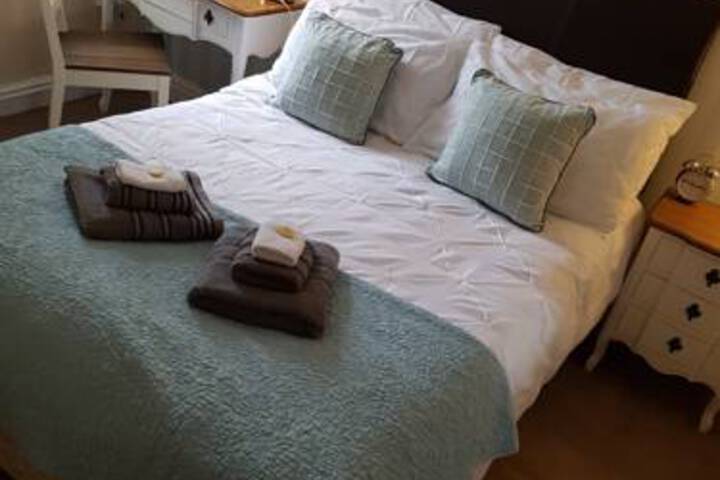 NEW BOND HOTEL