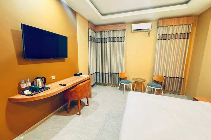 Room 6 of 18