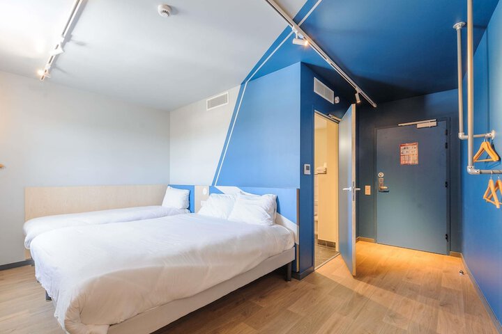Room 47 of 77