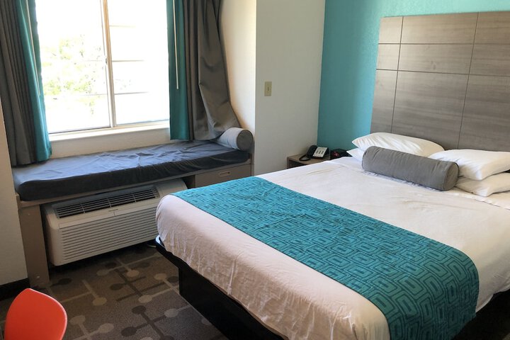 1 Queen Bed (12 of 15)