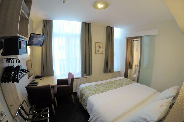 Room 4 of 71