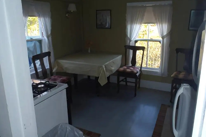 Room 4 of 9