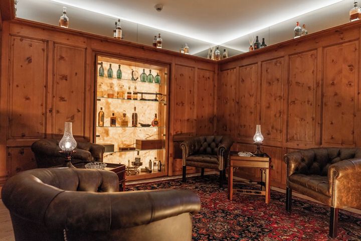 Lounge 63 of 67