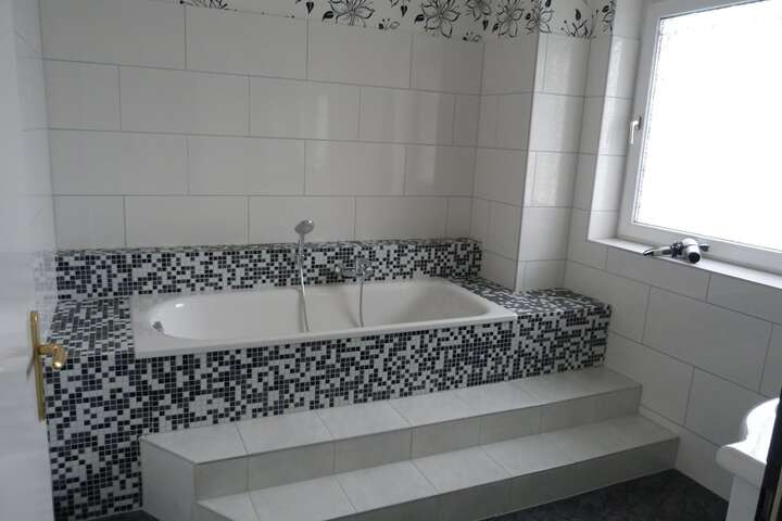 Deep soaking bathtub