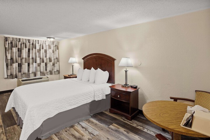 1 Queen Bed (16 of 19)