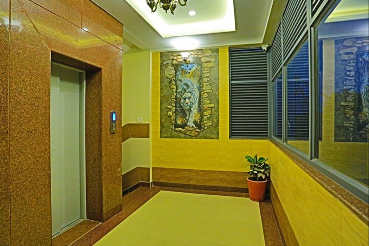 Ballroom/Hall 35 of 37