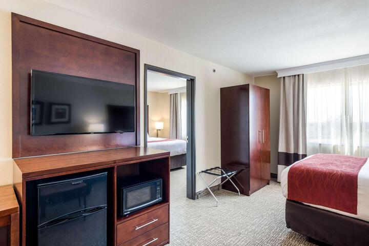 1 King Bed (3 of 8)
