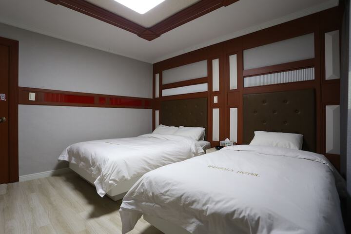 Room 9 of 32