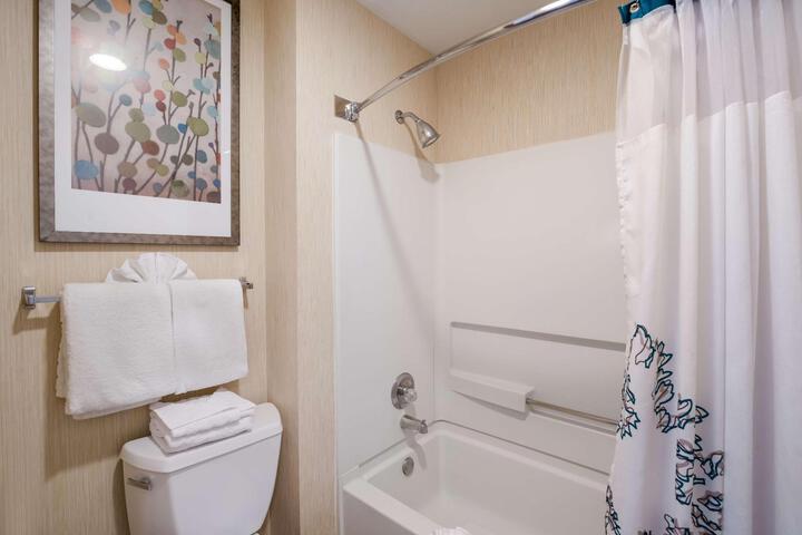 Accessible Suite King Bed Mobility Accessible Bathtb Sofa Bed Fullkt Full Breakfast (11 of 41)