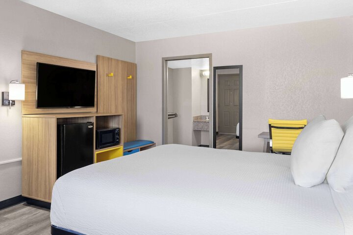 1 Queen Bed (21 of 35)