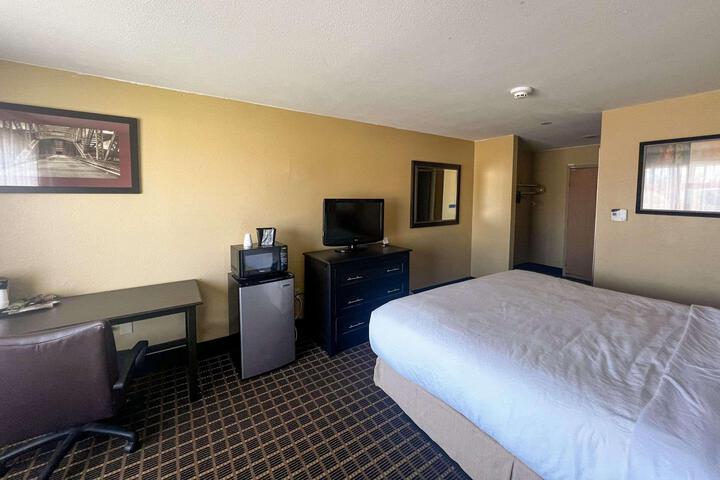 1 King Bed (8 of 9)