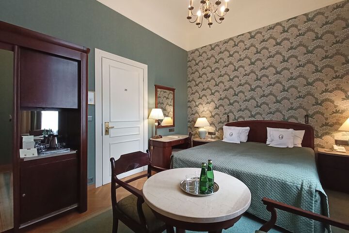 Room 33 of 80