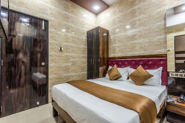 Exterior of Hotel Plaza Mumbai