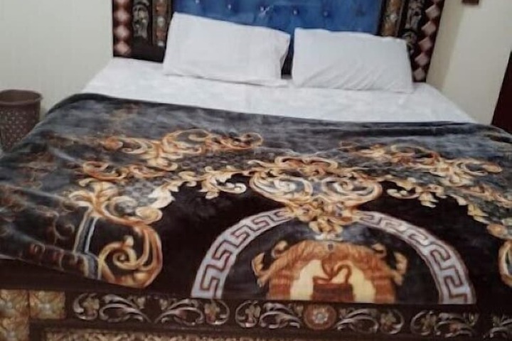 Room 6 of 9