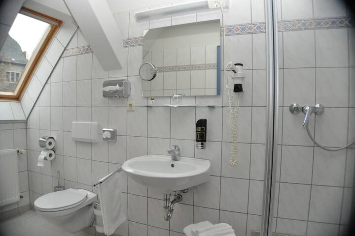Room 32 of 76