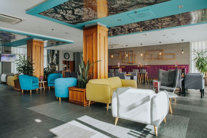 Lounge 51 of 63