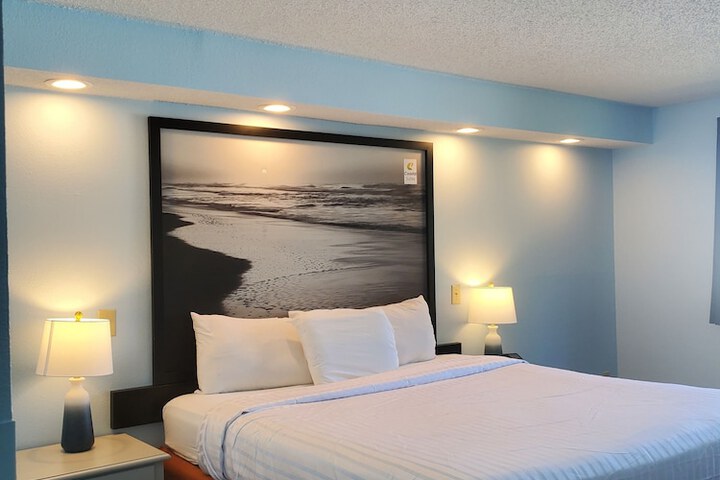 1 King Bed (4 of 5)