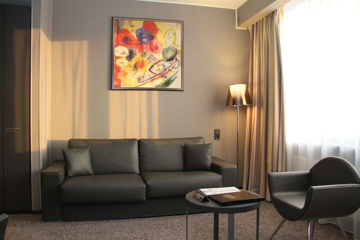 Room 8 of 99