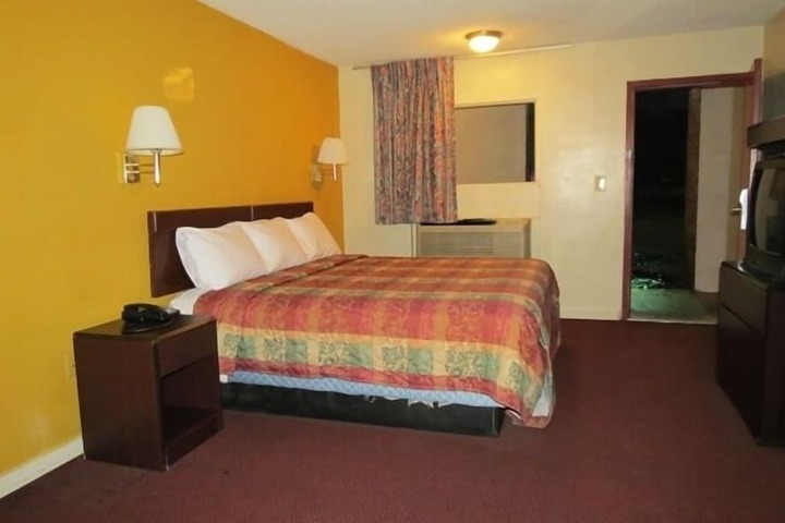 Room 6 of 18
