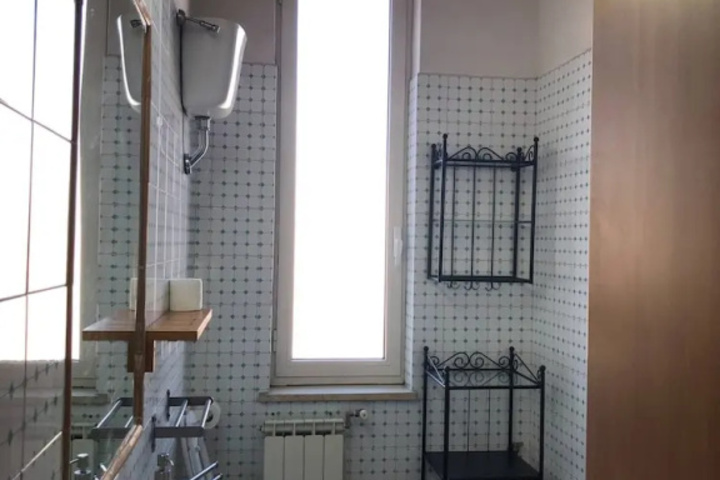 Room 6 of 10