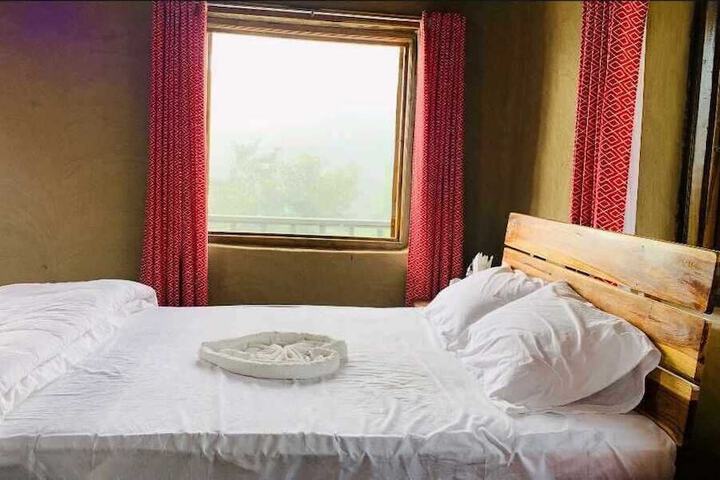 Room 4 of 100