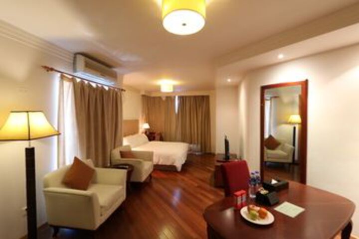 Room 6 of 13