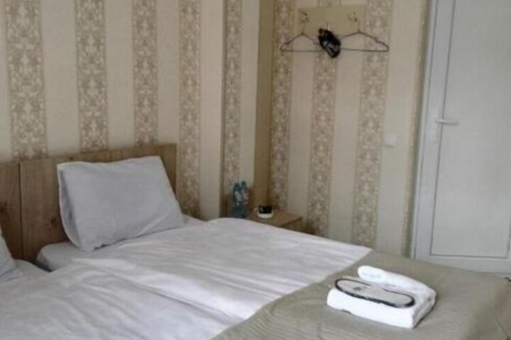 Room 16 of 33