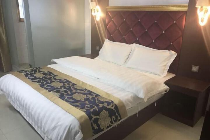 Room 9 of 42