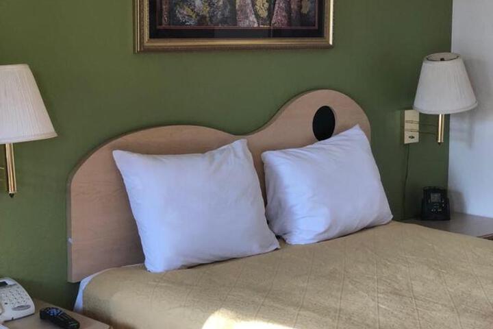 1 Queen Bed (1 of 4)