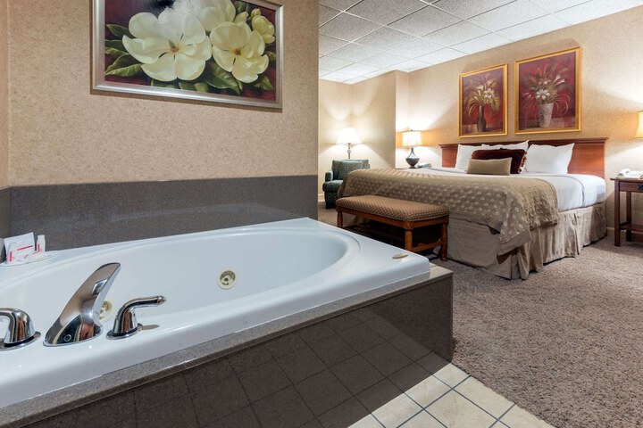 1 King Bed Refrigerator, Microwave (2 of 11)