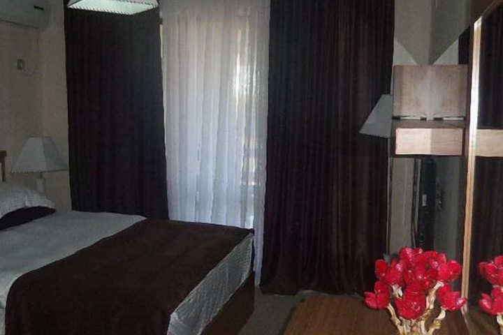 Room 14 of 27