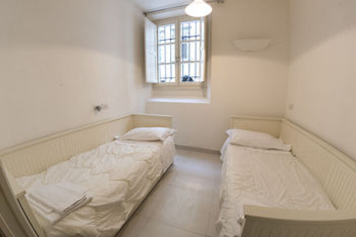 Room 11 of 37