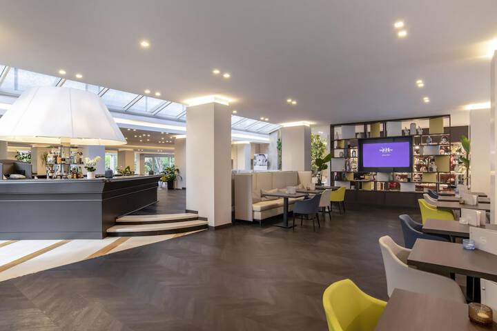 Lounge 60 of 77