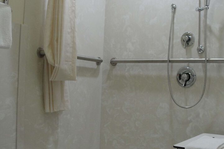 1 Queen Accessible Roll in Shower Desk Microwave, Refrigerator WiFi Continentalbreakfas (7 of 20)