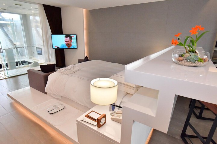 Room 7 of 90
