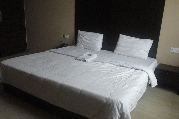 Room 10 of 13
