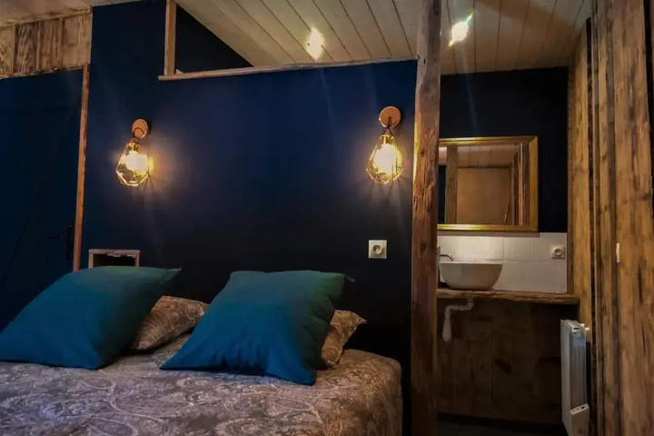 Room 4 of 18