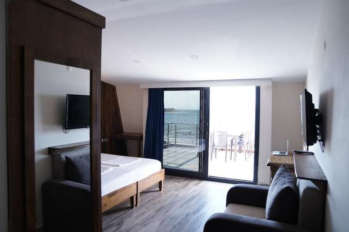 Room 9 of 33