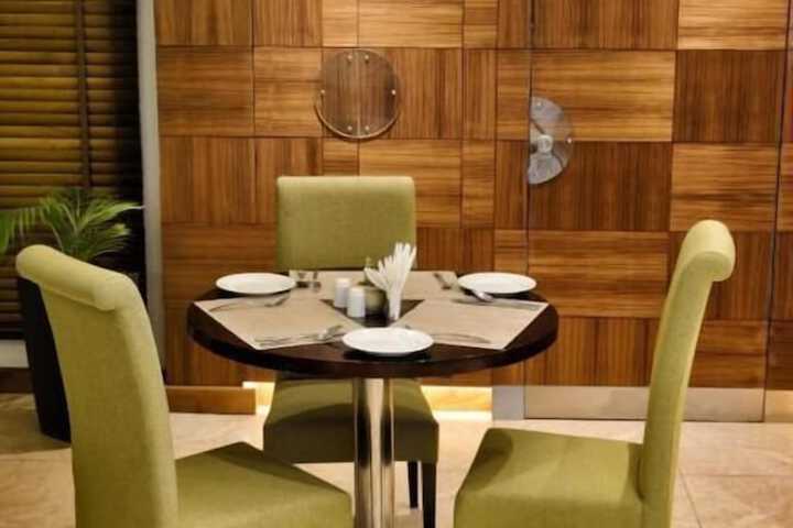 Dining 76 of 102