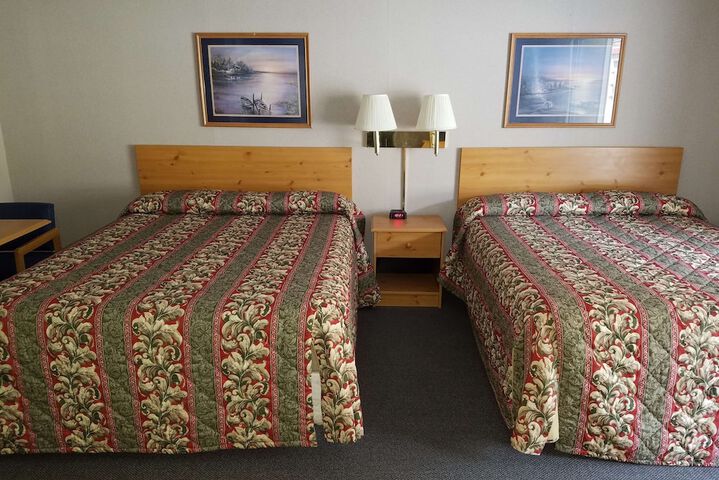 1 Queen Bed (6 of 7)