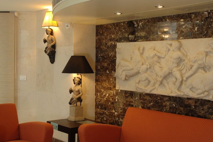 Ballroom/Hall 78 of 96