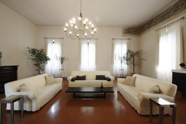 Ballroom/Hall 57 of 73