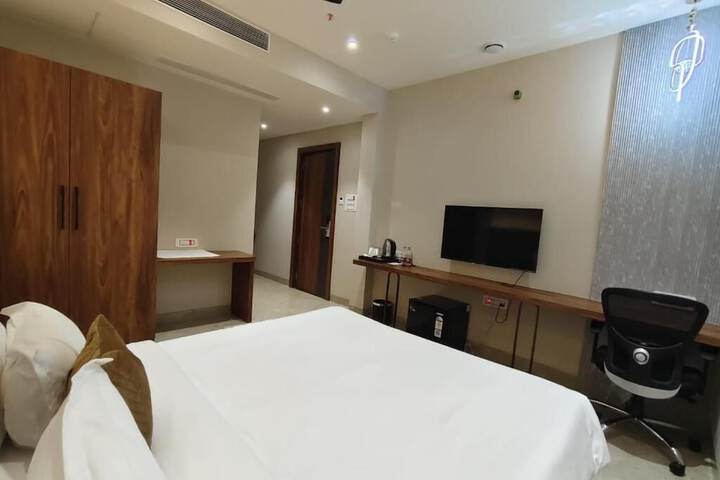 Room 6 of 17