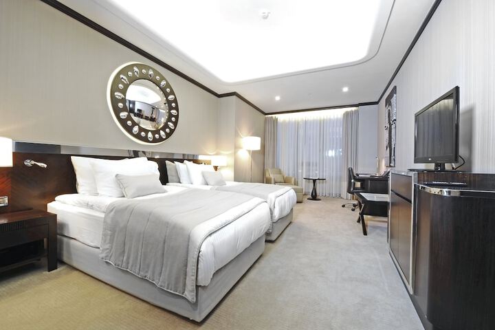 Room 27 of 102