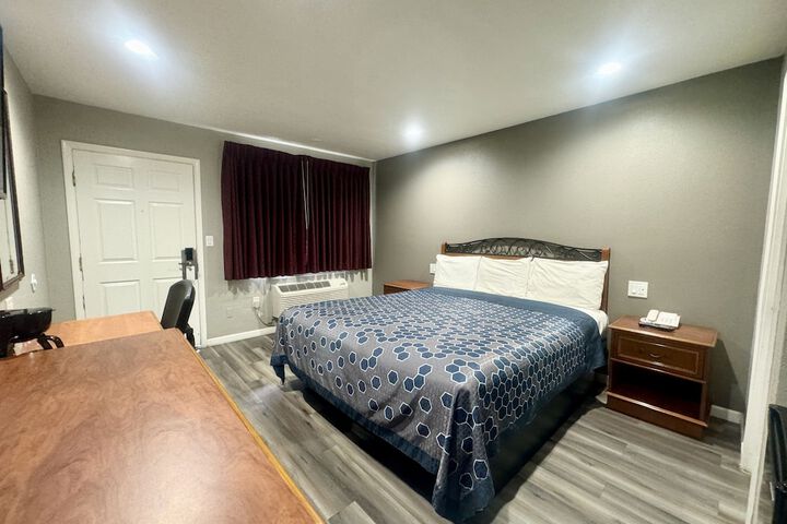 Single Room 1 King Bed (3 of 9)